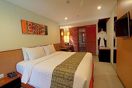 Deluxe King Room with Pool Access