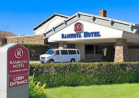 Bismarck Hotel and Conference Center