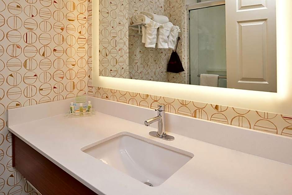 Holiday Inn & Suites Raleigh-Cary (I-40 @Walnut St) By IHG