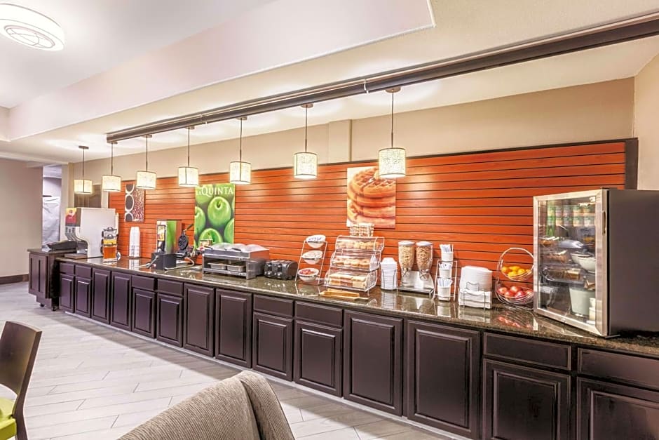 La Quinta Inn & Suites by Wyndham Bush Intercontinental Airport East