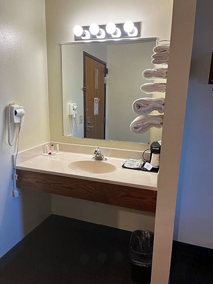 Super 8 by Wyndham Smithville/Kansas City