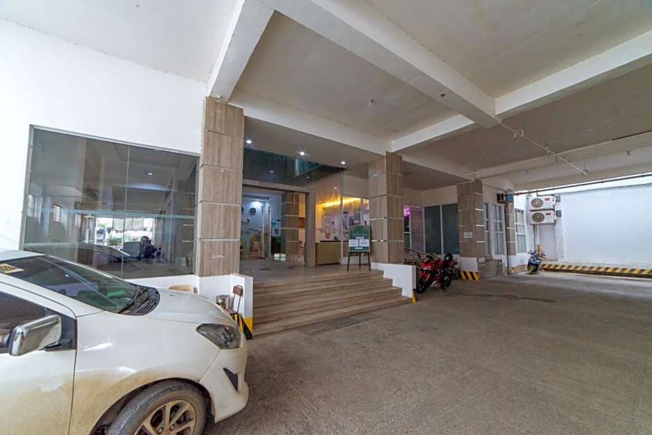 RedDoorz Plus near Gaisano Mall Kalibo - Vaccinated Staff