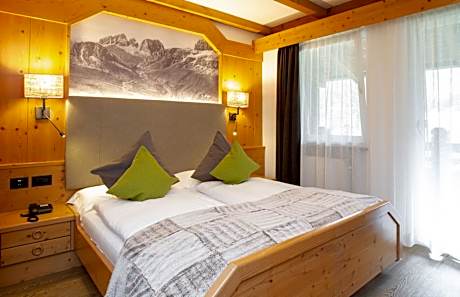 Deluxe Two-Bedroom Suite - Split Level