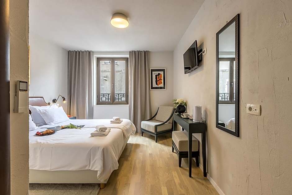 Leonis Restaurant & Rooms