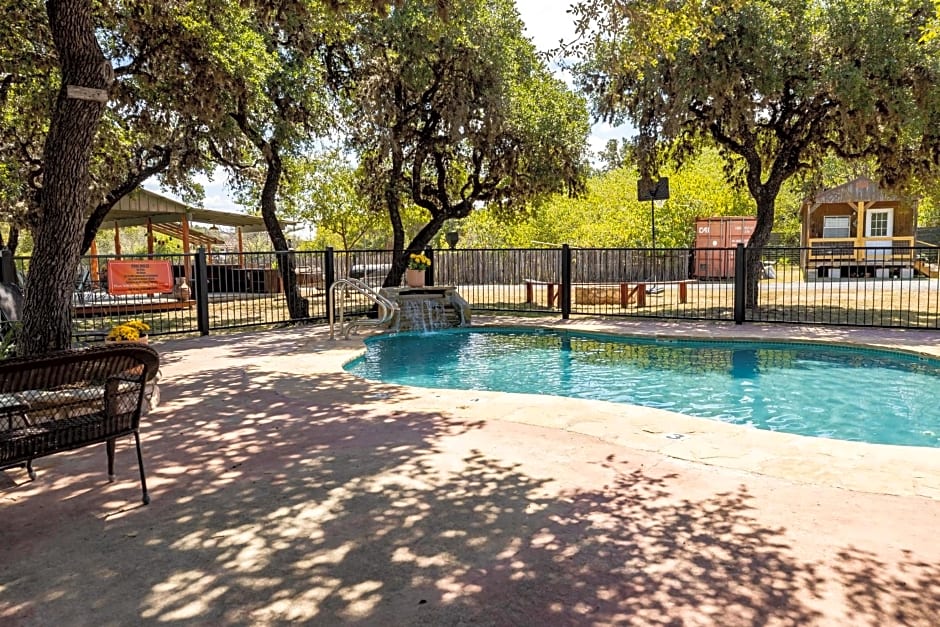 The Historic Leakey Inn