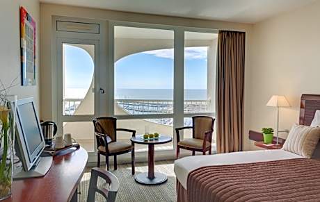 Junior Suite with Side Sea View