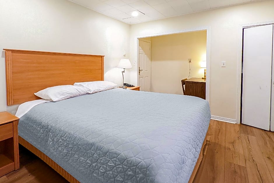 Foto 1 daripada 3 — Queen Bed with Kitchenette