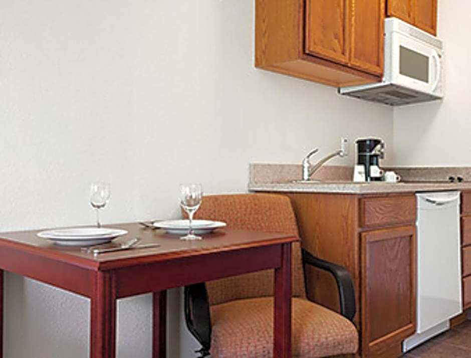 Days Inn & Suites by Wyndham Columbus NE