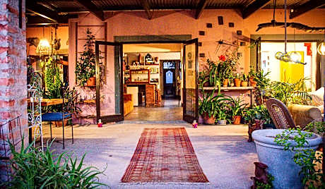 Ebonymoon Guest House and Studio