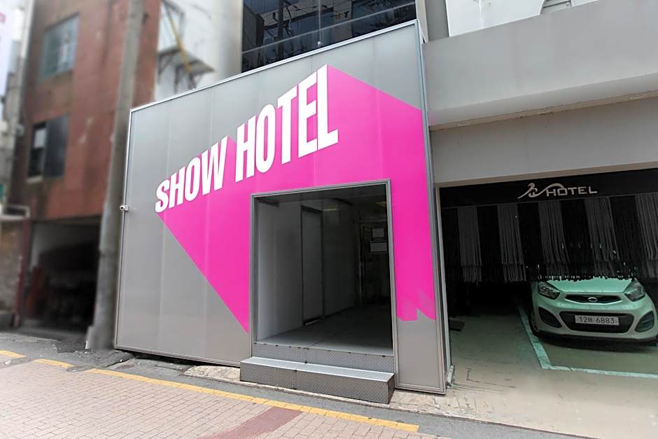 Show Hotel