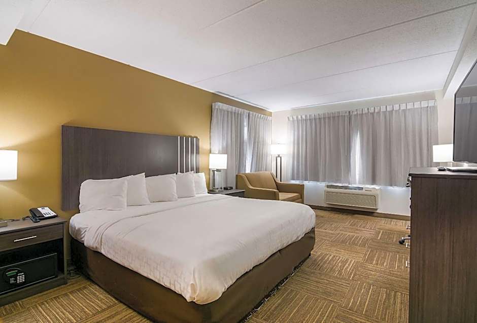 Clarion Pointe Jamestown - Falconer