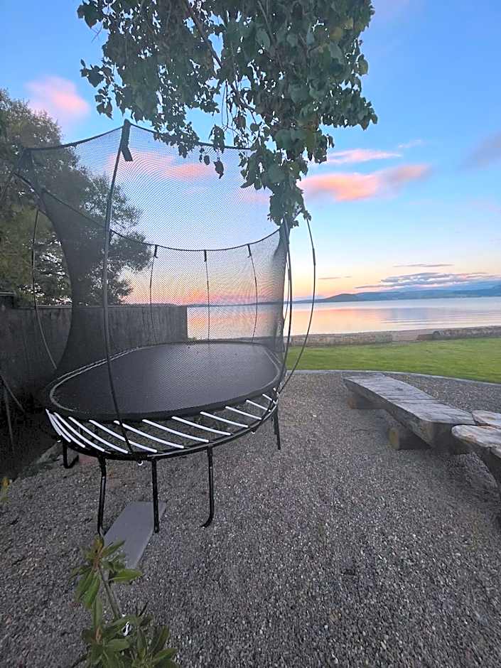 Jandals & Joy Lakefront Retreat