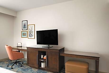 King Room with Accessible Tub - Mobility and Hearing Access/Non-Smoking
