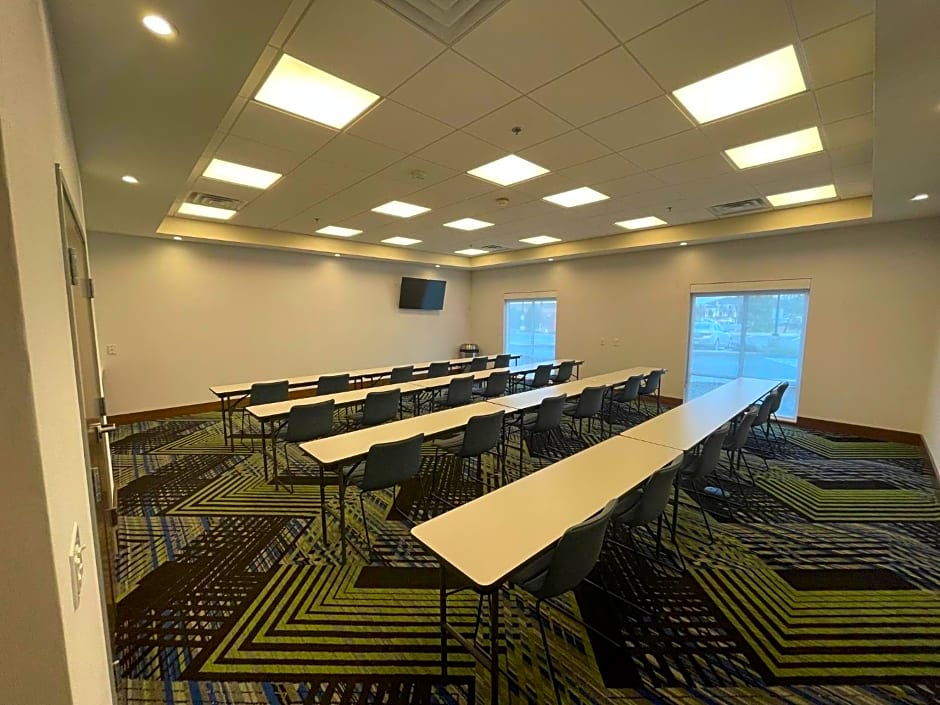 Holiday Inn Express & Suites Dayton East - Beavercreek by IHG