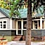 Johnston Canyon Lodge & Bungalows