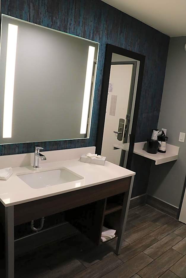 La Quinta Inn & Suites by Wyndham Chicago Gurnee