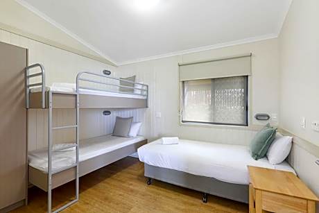 Deluxe Cabin - Sleeps 4 - Accessible