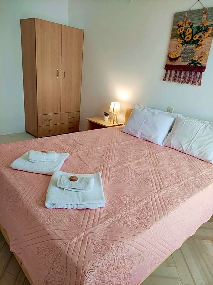 Davis Studios & Apartments