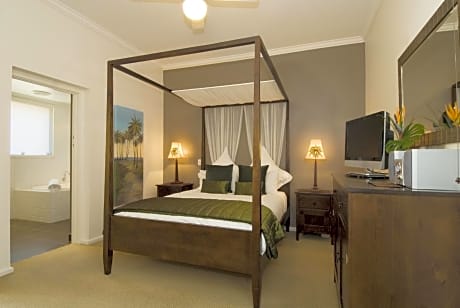 Deluxe Suite with Spa Bath