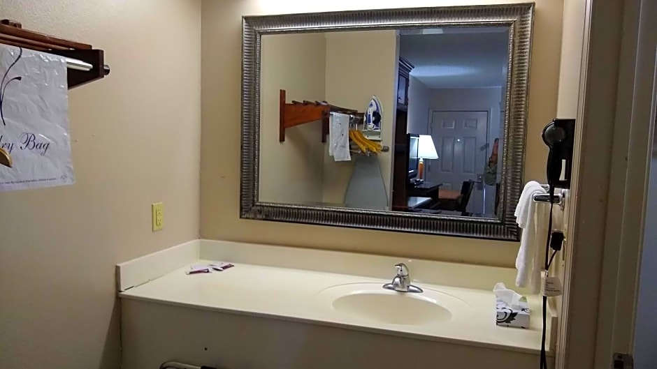 Carom Inn a Travelodge by Wyndham Denham Springs-Baton Rouge