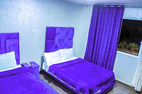 Deluxe Room (2 Adults + 1 Child)