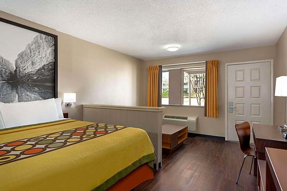 Super 8 by Wyndham Universal City