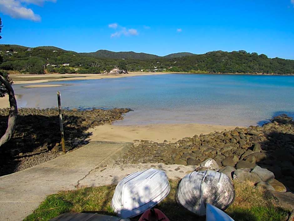 Tipi and Bobs Waterfront Lodge