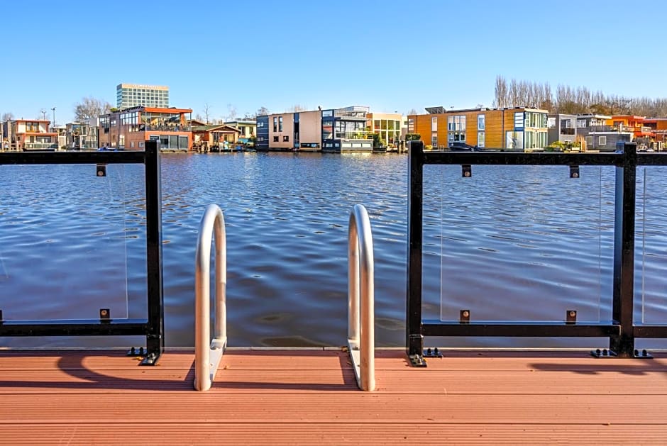 Houseboat studio with canalview and free bikes