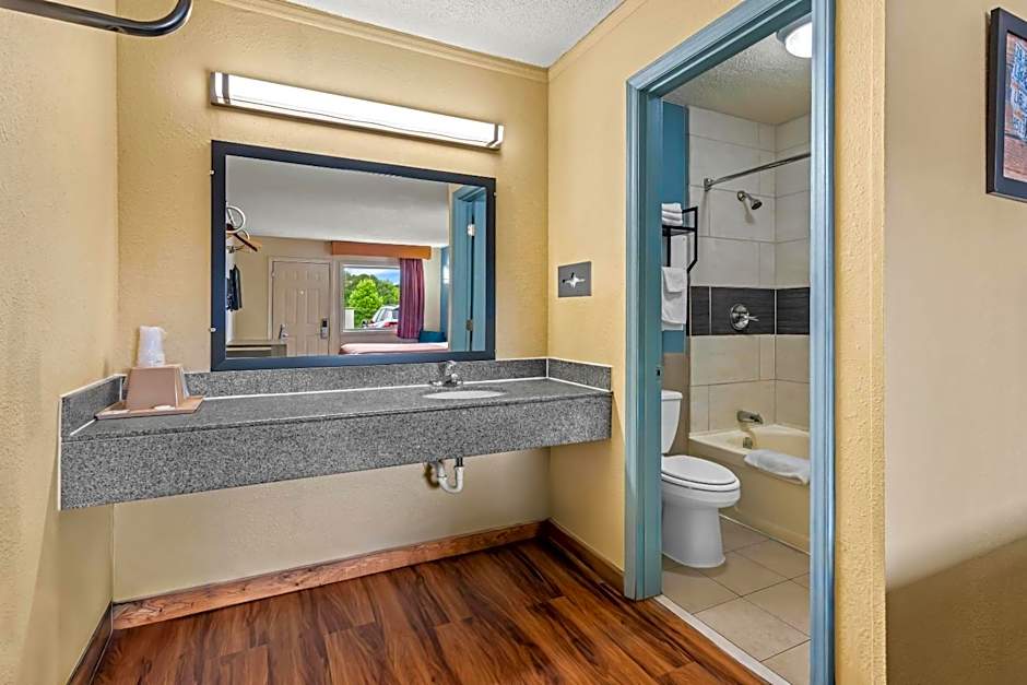 Econo Lodge Airport near Billy Graham Parkway