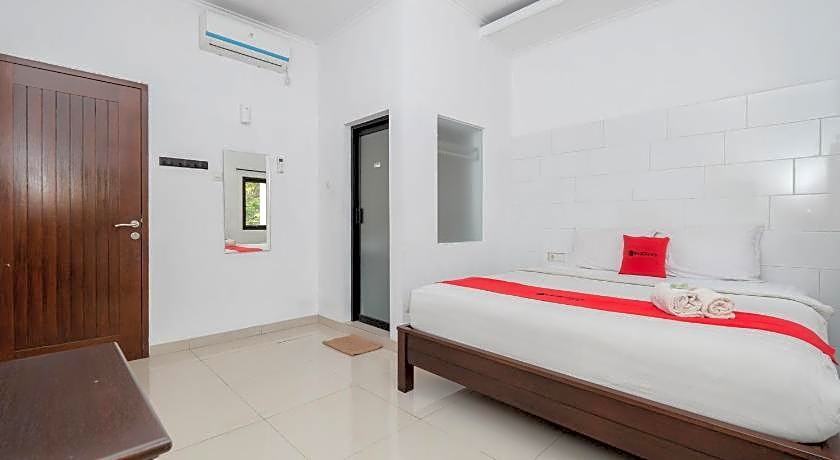 RedDoorz near Jawa Timur Park 3