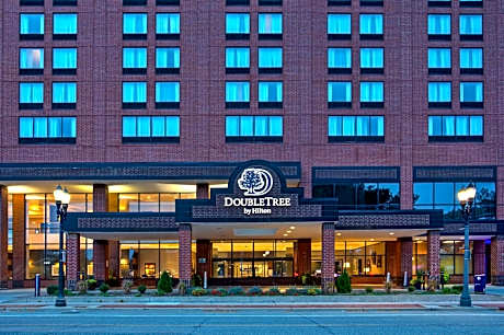DoubleTree by Hilton Lansing