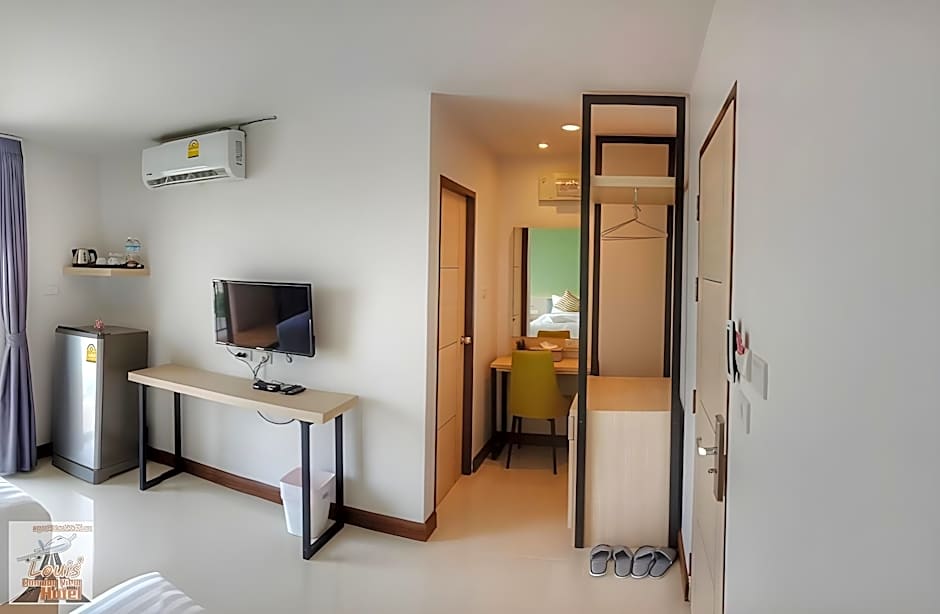 Louis' Runway View Hotel