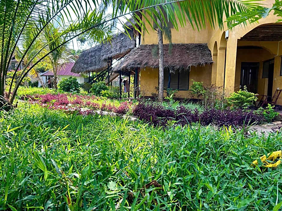 Tropinest bungalows & hostel