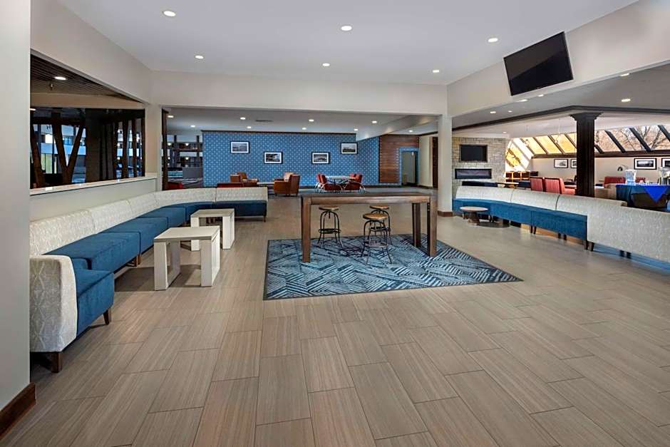DoubleTree by Hilton Manhattan, KS