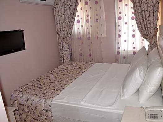 Huxley Hotel and Aparts Old City