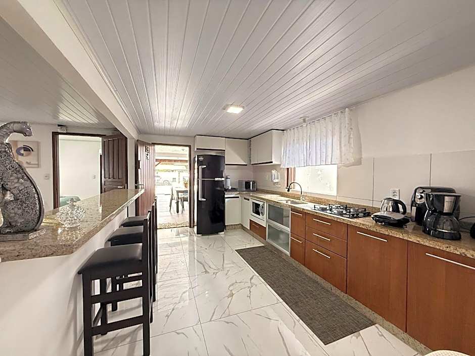 BS01- Casa com Piscina Aquecida e Churrasqueira