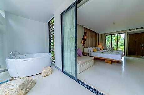 Grand Jacuzzi Pool Access