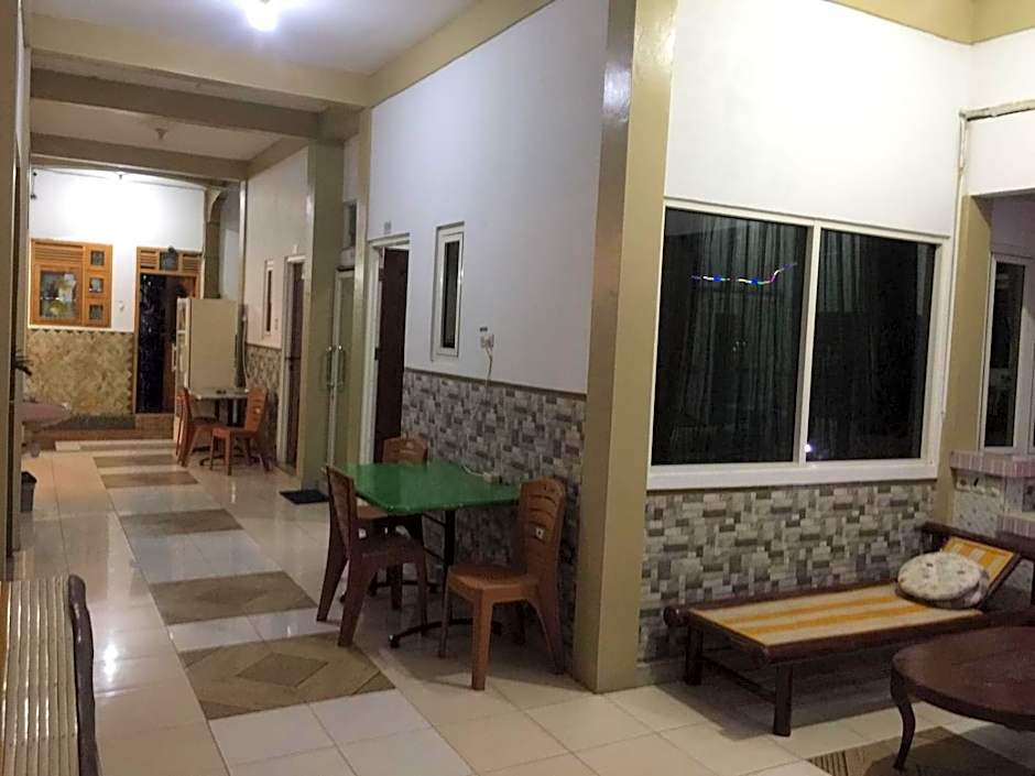 OYO Life 93055 Fathin Hotel