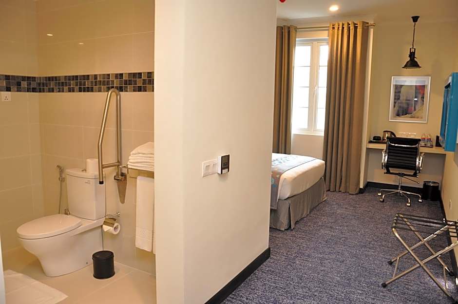 Fairway Colombo - Sri Lanka's First Hotel With Robot Technology