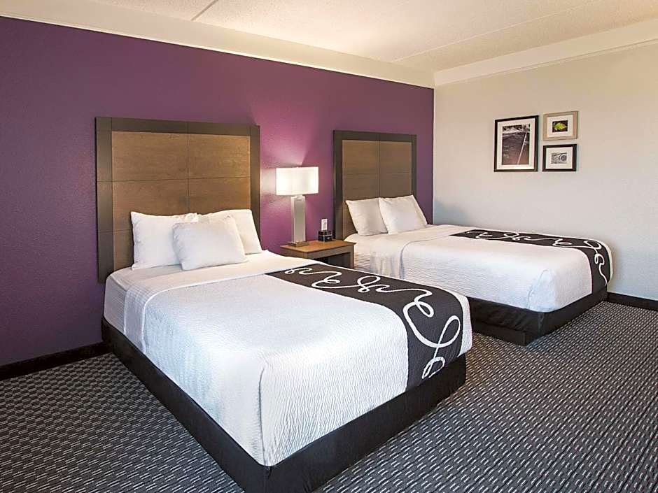 La Quinta Inn & Suites by Wyndham Arlington North Six Flags Drive