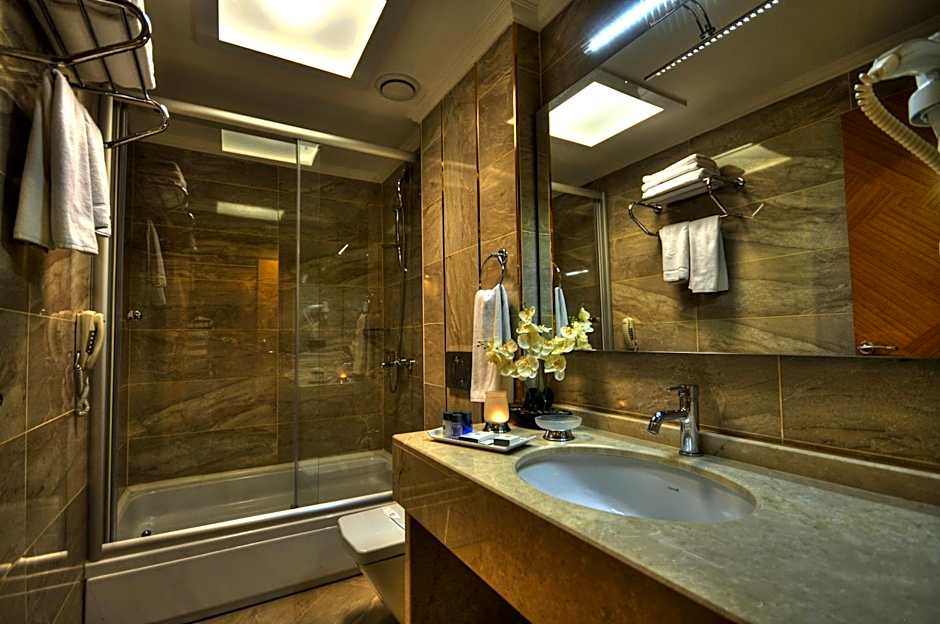 Golden Deluxe Hotel
