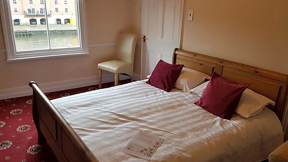 Lil's On The Waterfront