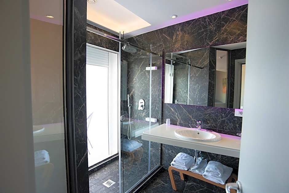 Bougainville Bay Hotel