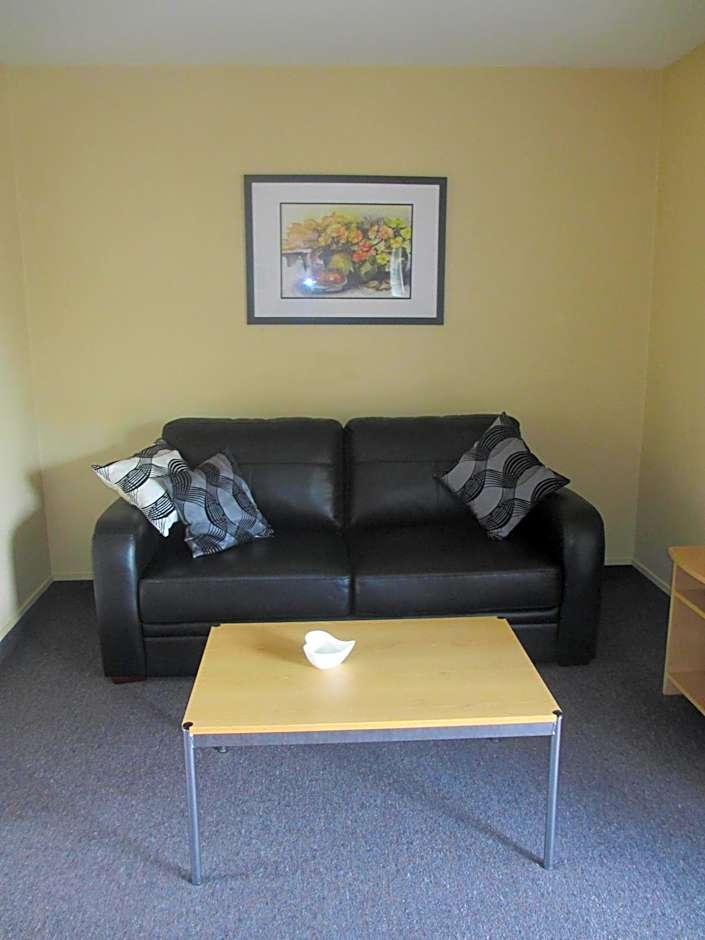 Alhambra Oaks Motor Lodge