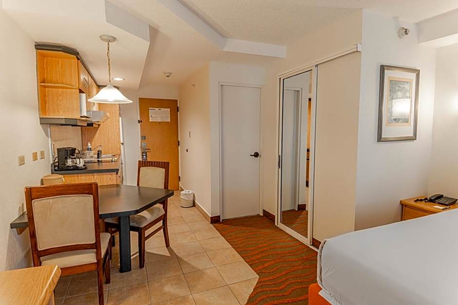 Irazu Hotel & Studios