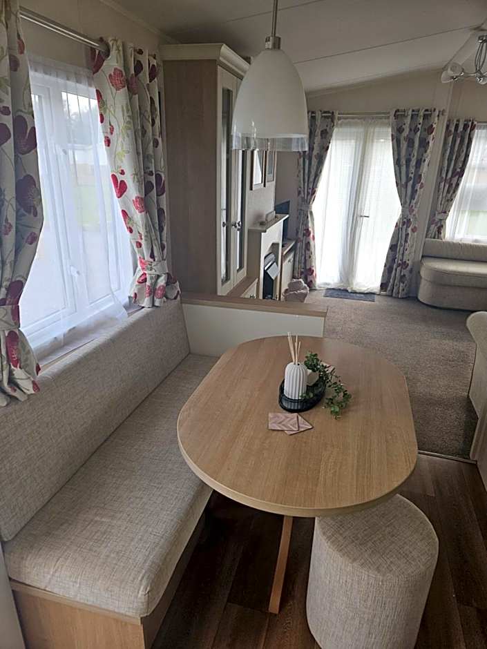 Lytham Luxe 6 Birth Caravan