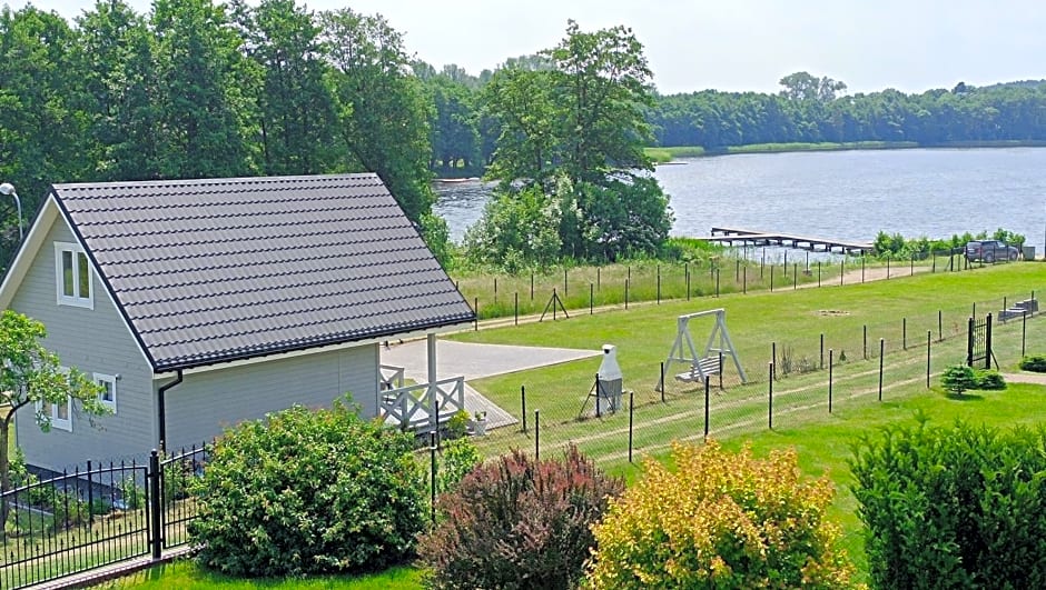 Szary domek nad jeziorem