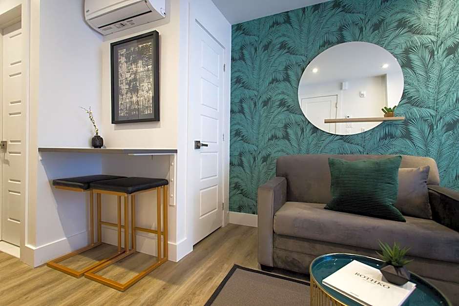 Studio Palms Steps from JeanTalon Market Full Bath by Den Stays
