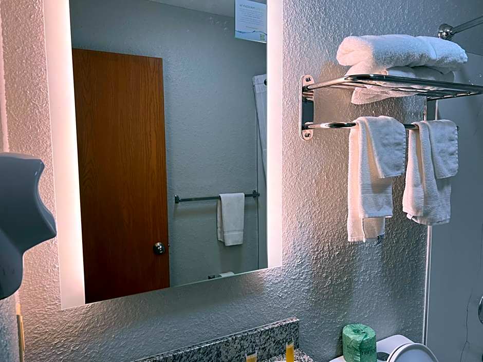 Super 8 by Wyndham Elizabethtown