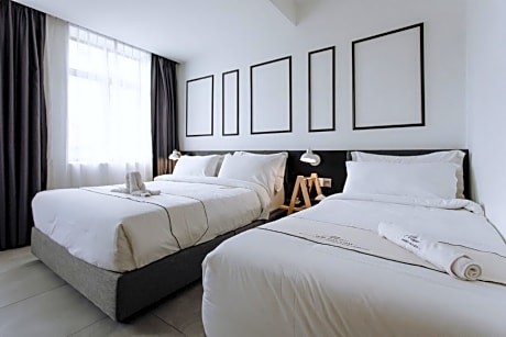 Deluxe Family Room (With Window)